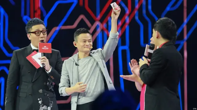 “双十一不再是马云一个人的事。更是全国性的。我觉得这是所有中国人在努力要向世界创造另一个新纪录。”