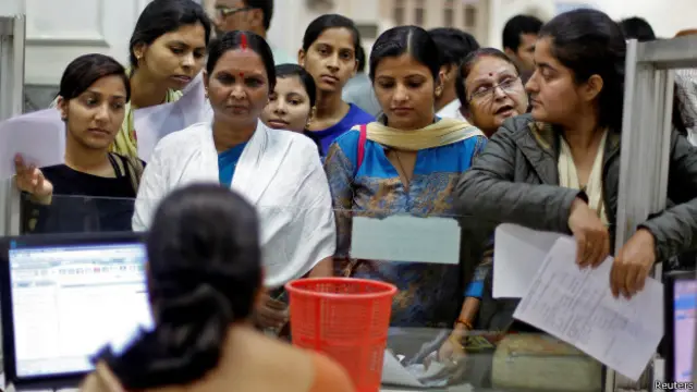 大批印度人涌向银行，兑换他们手上突然被政府宣布不再合法的大额纸币。其中包括很多为“私房钱”焦虑的家庭主妇。
