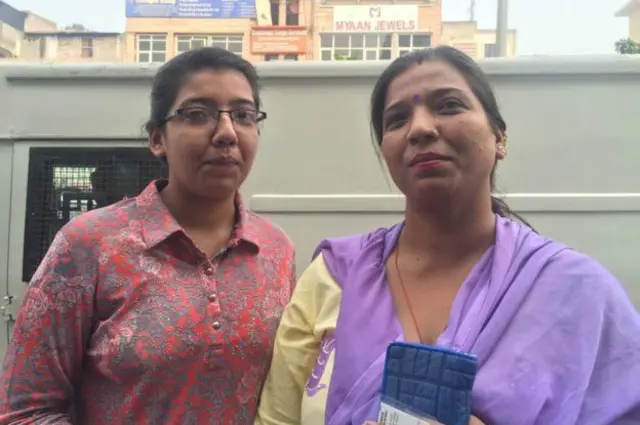 济然·莱帕尔（右）和她的女儿