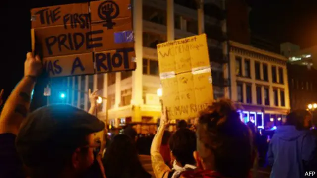 在俄勒冈州的波特兰,周四晚间曾发生骚乱,但周五晚间的抗议游行和平进行。