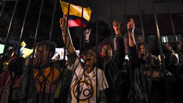 哥伦比亚波哥大民众得知和约公投结果后上街抗议(2/10/2016)