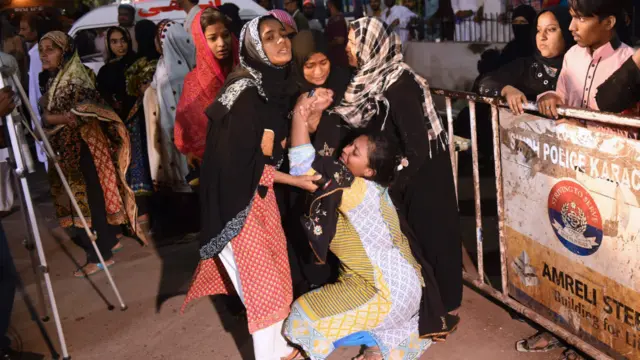 一名夏努拉尼庙爆炸遇难者家属在卡拉奇一所医院外嚎哭（12/11/2016）