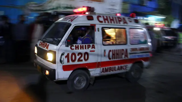 卡拉奇一所医院外救护车抢运夏努拉尼庙爆炸事故伤者（12/11/2016）