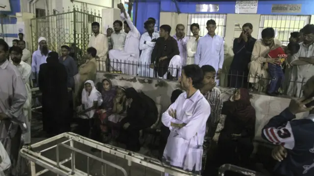 卡拉奇一所医院外聚集大批夏努拉尼庙爆炸事故死伤者家属（12/11/2016）