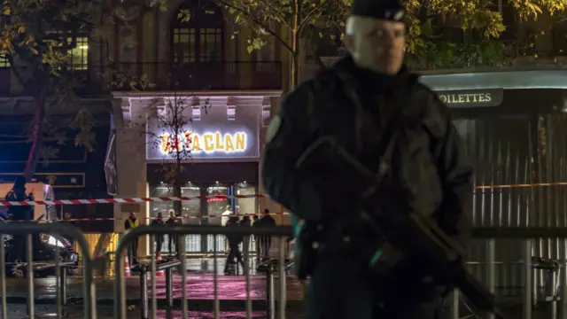 巴塔克兰剧院外手持轻机枪的警员站岗（12/11/2016）