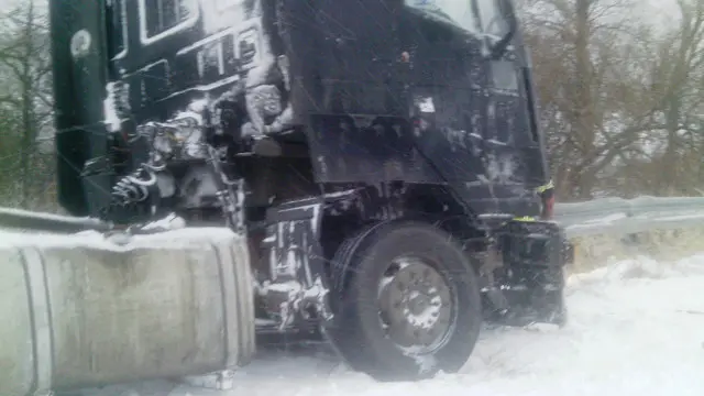 Из-за снежных заносов некоторые автомобили застряли на дорогах