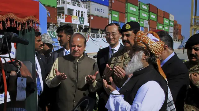 巴基斯坦总理谢里夫和陆军总参谋长一同出席商船送别仪式
