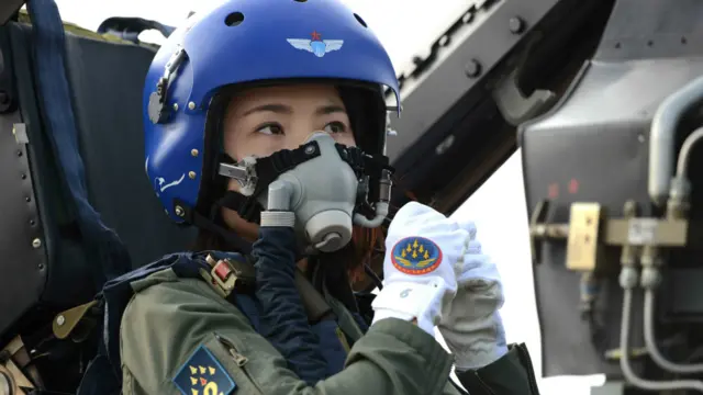 余旭在战斗机驾驶座上