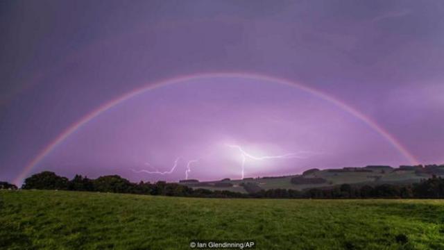 在2016年10月18日发布的这张照片中，月虹出现在英国诺森伯兰郡（Northumberland）科凯特岛（Coquet）山谷一片草地的夜空上。 (图片来源: Ian Glendinning/AP)