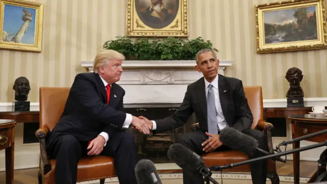 奥巴马和特朗普在椭圆形办公室握手