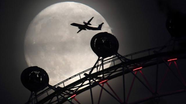 一架飛機在「超級月亮」下飛越倫敦眼（14/11/2016）