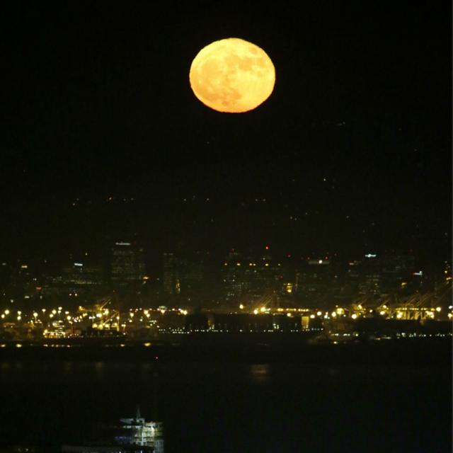 「超級月亮」出現在舊金山上空（14/11/2016）