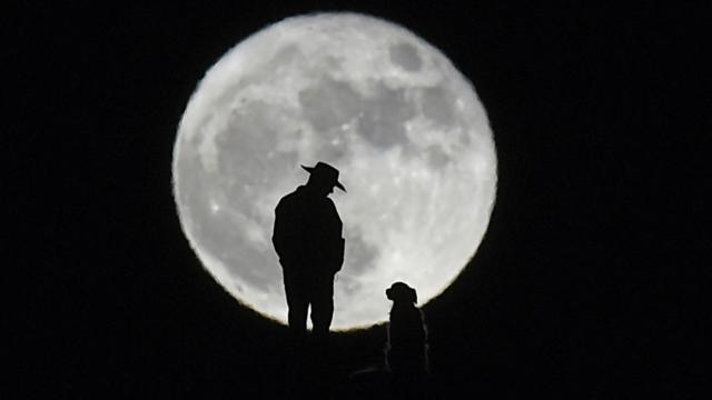 美國內華達州瓦肖縣斯帕克斯市所見的「超級月亮」（14/11/2016）