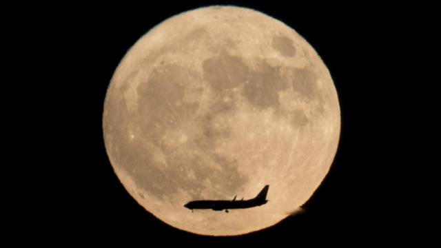 北京城內一架飛機在「超級月亮」下飛過（14/11/2016）