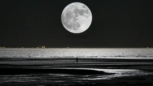 河北秦皇岛海滨所见的“超级月亮”(新华社图片14/11/2016)