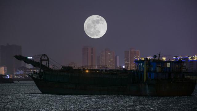 海南海口的「超級月亮」景象（中新社圖片14/11/2016）