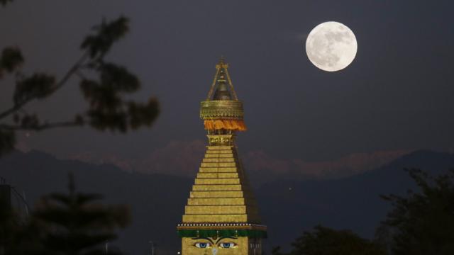 「超級月亮」下的尼泊爾加德滿都博拿佛塔（14/11/2016）