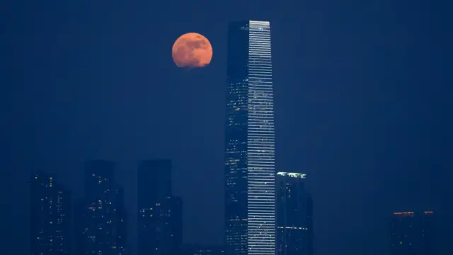 “超级月亮”下的香港西九龙环球贸易广场(14/11/2016)