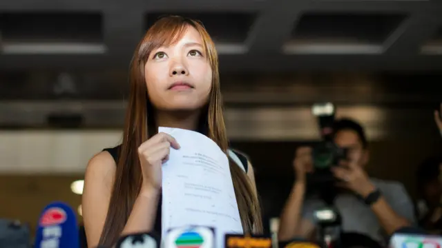 游蕙祯抵达高等法院,手持判决书向传媒简短讲话。