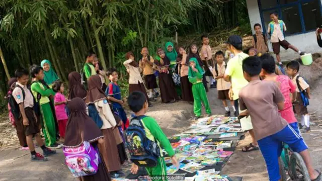 每当阿里慕丁的船到来,孩子们就满心欢喜(图片来源:西奥多拉·克里夫)