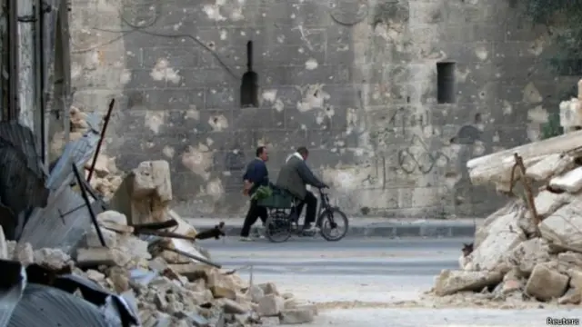 叙利亚政府军飞机星期二轰炸了被叛军控制的阿勒颇城东部地区，这是过去三周来的首次。