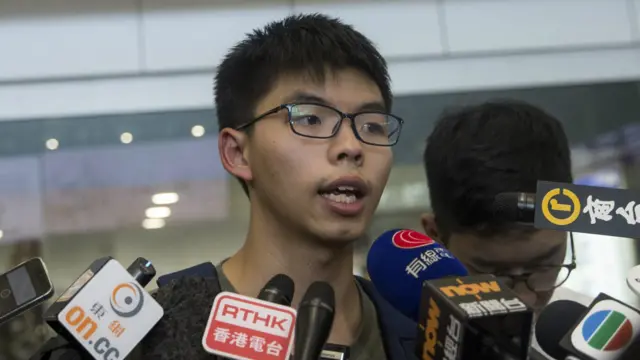 黄之锋在机场接受记者访问