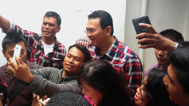 鐘萬學（中）在雅加達與支持者合影（BBC印尼語網圖片16/11/2016·）