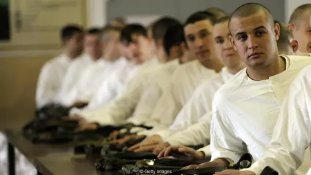 2011年，俄罗斯的义务兵在克拉斯诺达尔市应征入伍办公室里领取军装（图片来源：Getty Images）