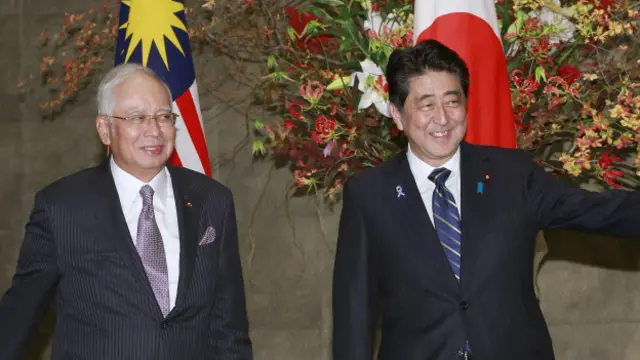 纳吉布与安倍在东京举行峰会后与记者们见面