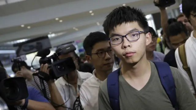 黃之鋒在香港機場（5/10/2016）