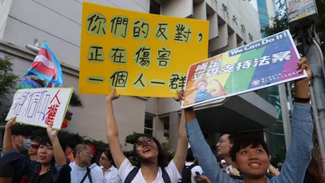 支持同性婚姻的群众也同时在立法院外手持标语表达诉求。