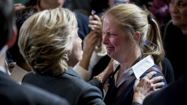 希拉里在败选演说后向一名支持者致意