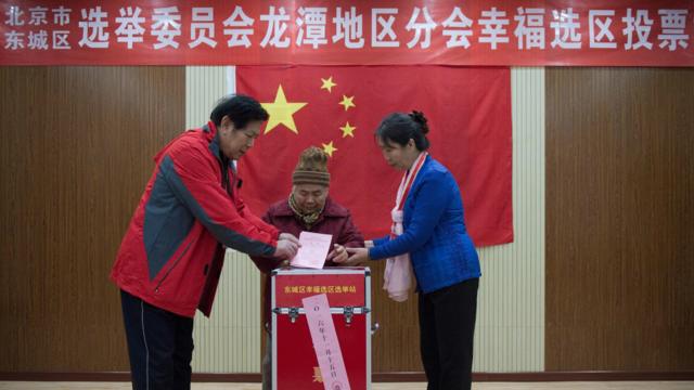 11月15日，中国北京的一个投票站，被称为“全世界规模最大”的选举正在进行。