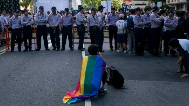 11月17日上午，支持与反对同性婚姻的群众皆在立法院外集会。