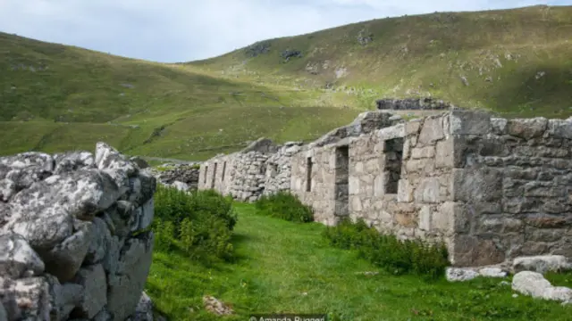 “大街”，这个村子的主要道路，现在还矗立着19世纪的石头房子（图片来源：阿曼达·鲁杰里）