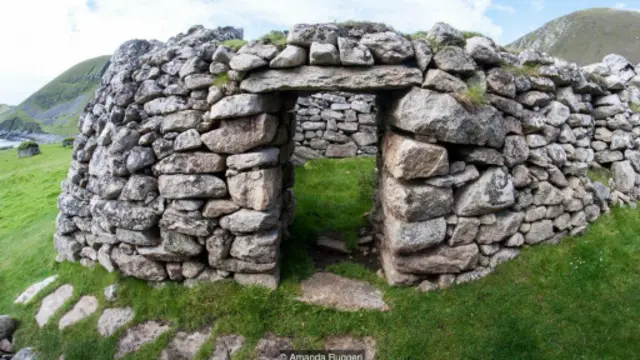 建于19世纪30年代，圣基尔达人的黑屋子虽然又臭又脏，但是却富有创意（图片来源：阿曼达·鲁杰里）