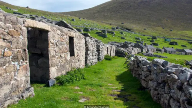 在19世纪70年代建造的正对着港口方向的新房子…东南风时速最高能达到160英里/小时（图片来源：阿曼达·鲁杰里）