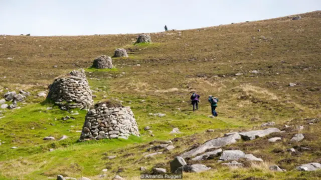 一排石头棚屋绵延到山顶（图片来源：阿曼达·鲁杰里）