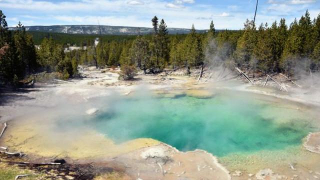黄石公园有超过10000个温泉和300多个间歇泉，是世界上第一个最大的国家公园。