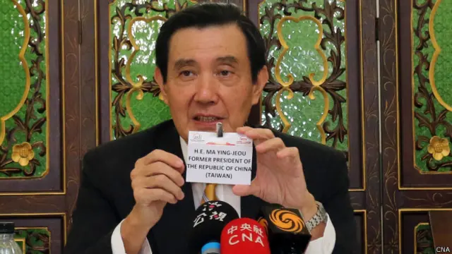 馬英九手持寫著「中華民國前總統馬英九閣下」的自製名牌表達抗議