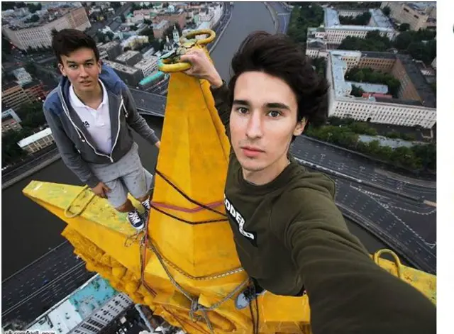 17岁的俄罗斯男子Kirill经常发布一些在楼顶的自拍照。