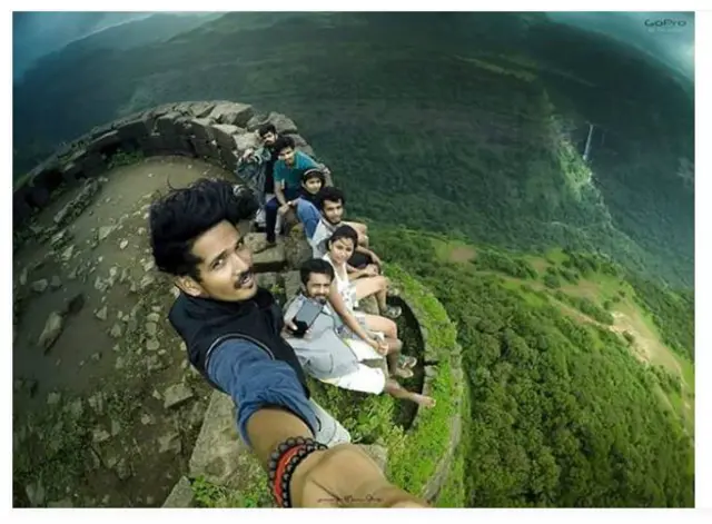 Ameya和朋友在山顶自拍。