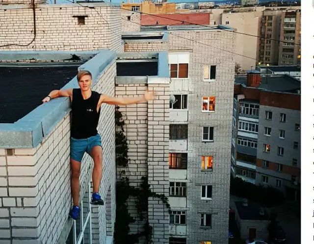 Drewsssik在一座高楼顶拍照。2015年他从楼顶摔下死亡。