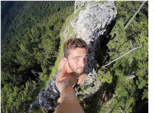 Scottallert在山顶自拍。