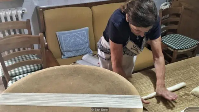 首先把麵糰和成像雕塑泥土一樣的粘稠度,然後折疊和拉伸麵糰，拉出麵綫（圖片來源：艾略特·斯坦）