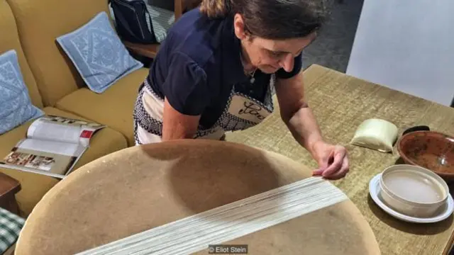 然後把麵綫放在圓形板子上，一層疊著一層
（圖片來源：艾略特·斯坦）