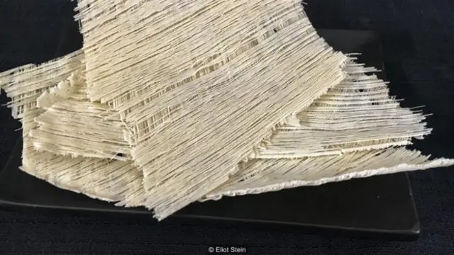 晾幹以後，麵條變硬，成為蕾絲一樣的麵條薄板（圖片來源：艾略特·斯坦）