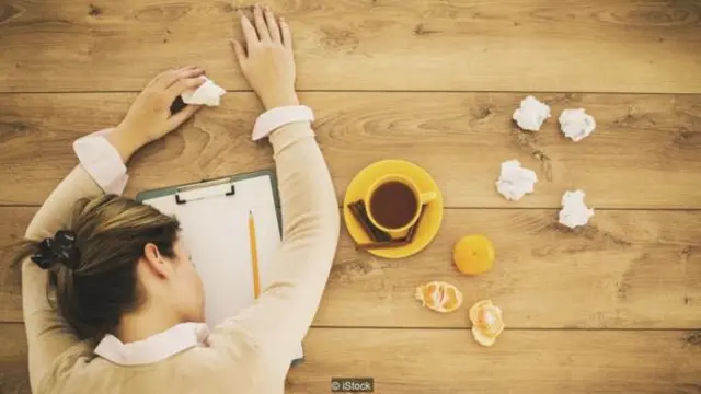 对某些人而言,假日、周末或生病期间工作已经成为常态(图片来源:iStock)