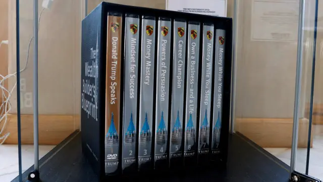 特朗普大学的DVD在特朗普博物馆展出。