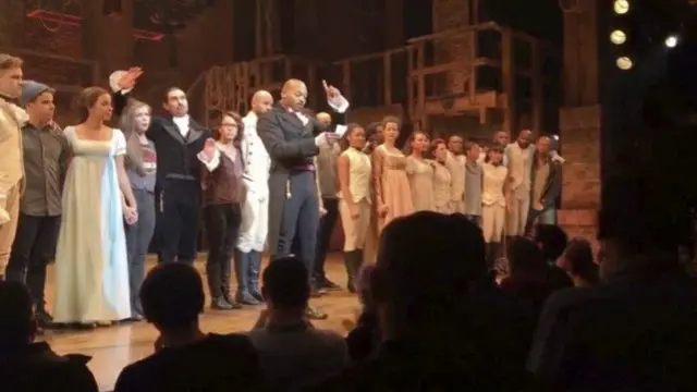 Брендон Диксон зачитал обращение к Пенсу